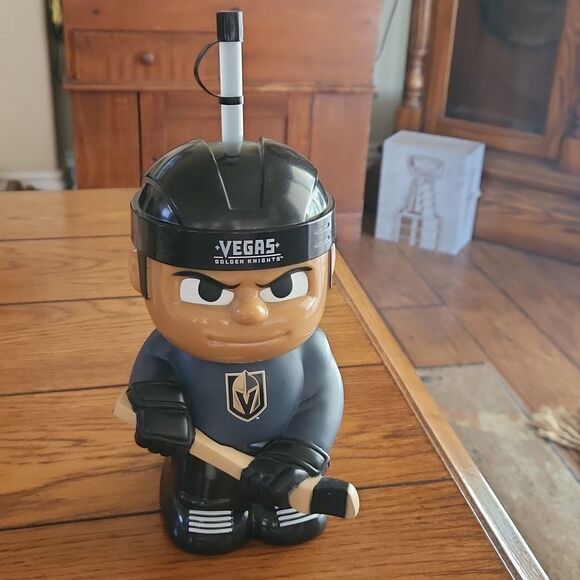 5/$15 NHL licensed Vegas Golden Knight BIG SIP 16 oz water bottle - Picture 1 of 8
